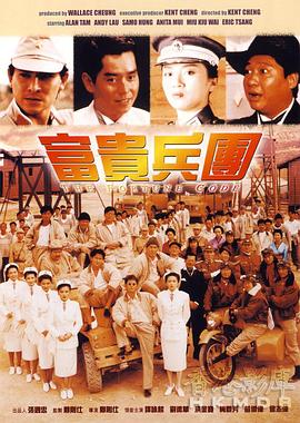 《公公和儿媳》剧照：周德望独自坐在沙发一角